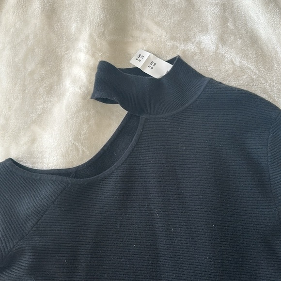Abercrombie Black Asymmetrical Neck Detail. NWT size Medium - Picture 3 of 4
